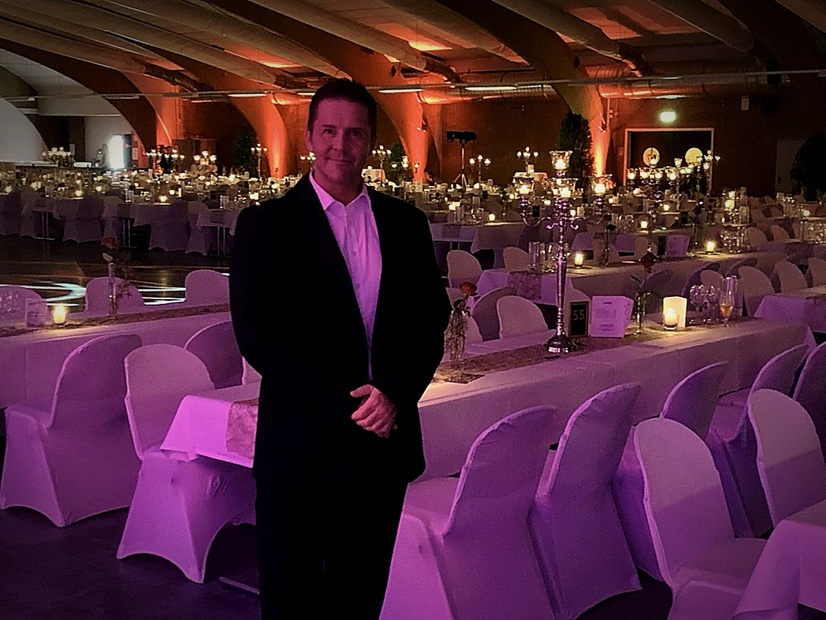 DJ Olli im eleganten Festsaal